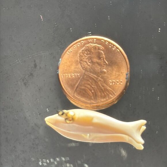 Vintage small carved bone dolphin pendant - Picture 4 of 5